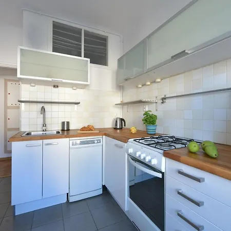 Apartment Wilcza 3: Spacious 4-person With Courtyard Balcony *