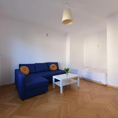 Wilcza 3: Spacious 4-person With Courtyard Balcony